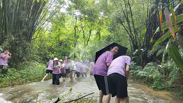 陳楷如：觀戰(zhàn)！“濕身”快樂(lè)！.jpg